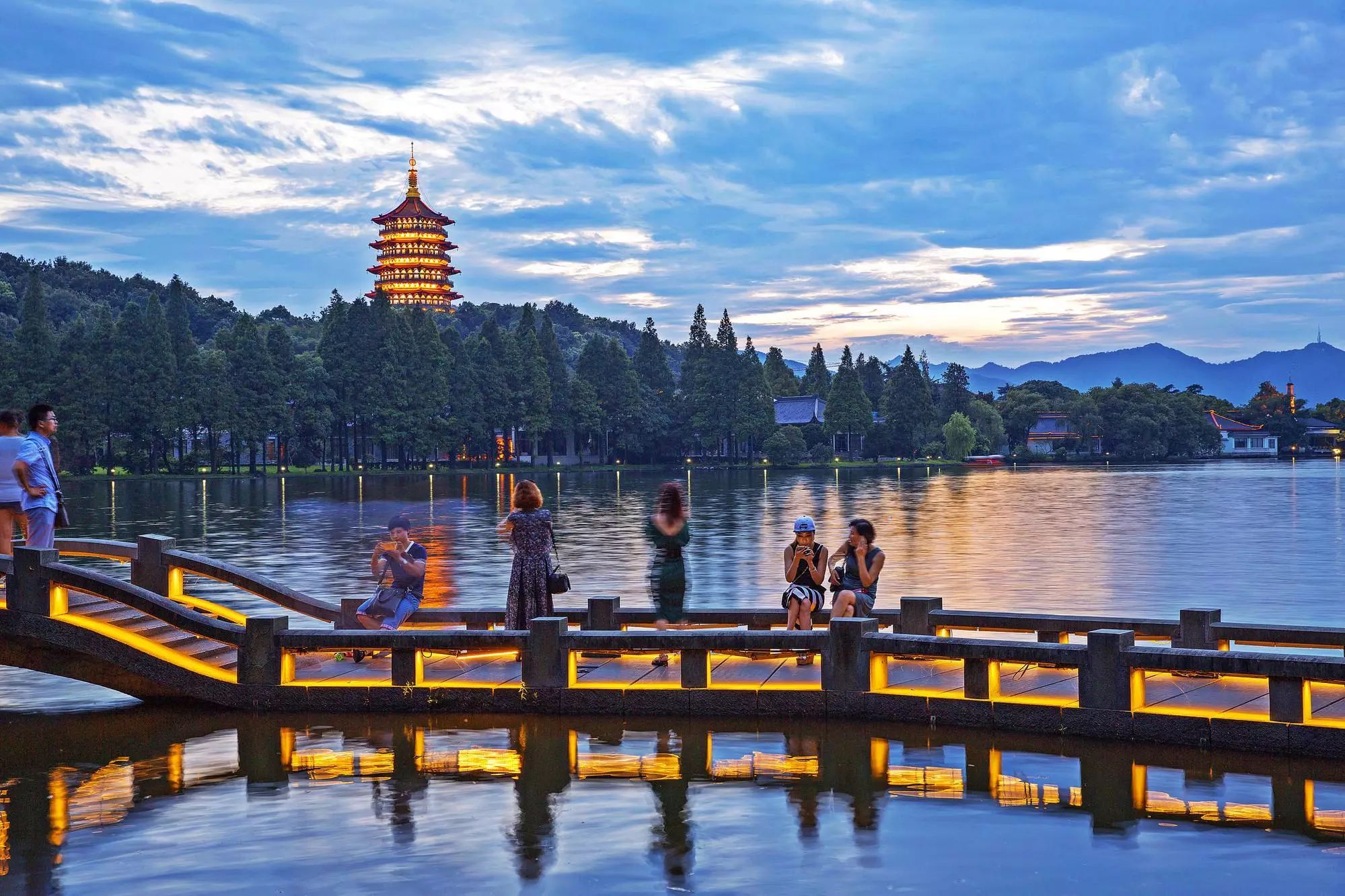 南京、靈山大佛、魔都上海、西湖美景、烏鎮(zhèn)、夜景蘇州古運(yùn)河、夜登金茂大廈·船游黃浦江、杭州宋城5日游全攻略